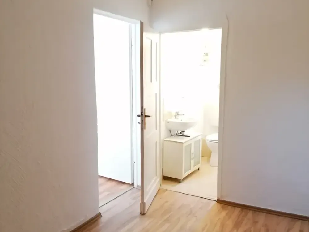 Frisch weiß gestrichen! Dachgeschosswohnung im Altbaustil!