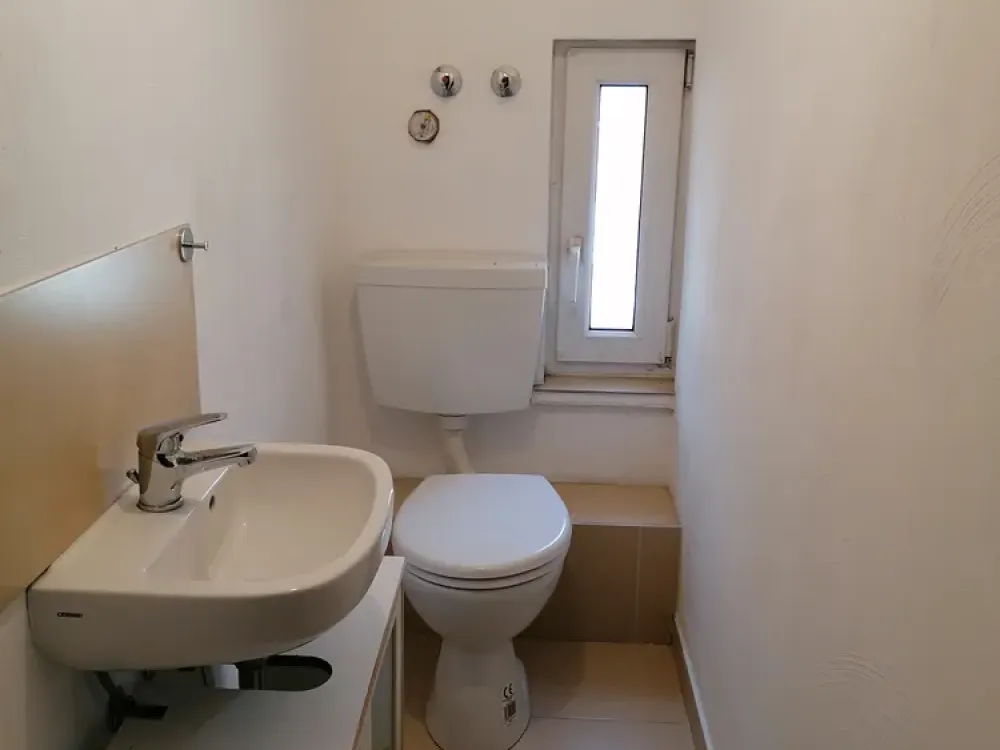Frisch weiß gestrichen! Dachgeschosswohnung im Altbaustil!
