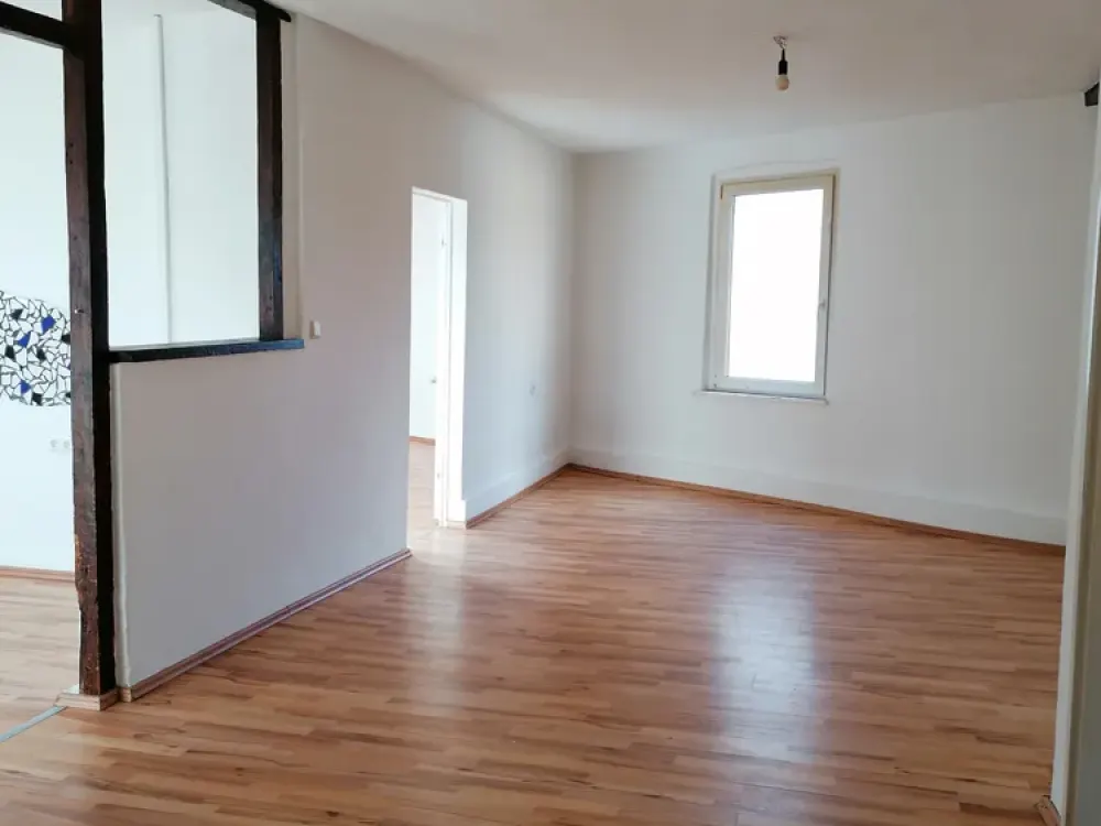 Frisch weiß gestrichen! Dachgeschosswohnung im Altbaustil!