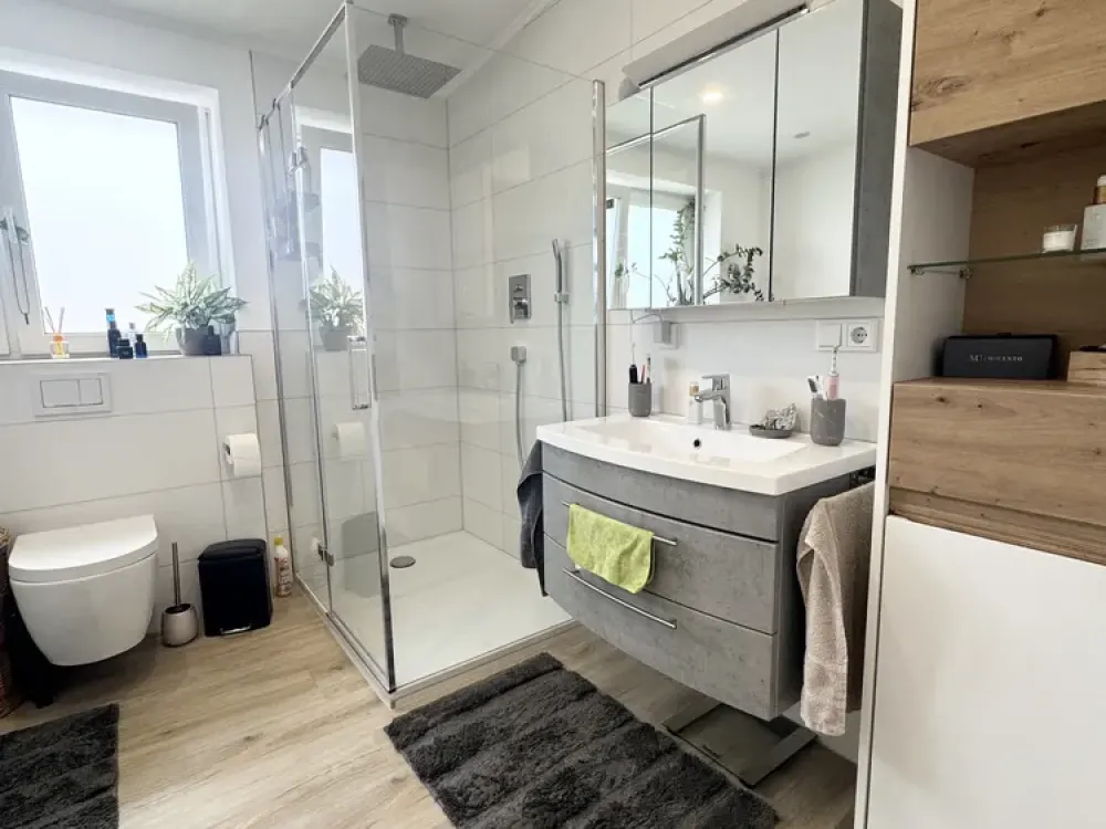 Neuwertig - Wohnung mit gehobener Ausstattung im DG - Lofteffekt - Balkon - Garage - Stellplatz