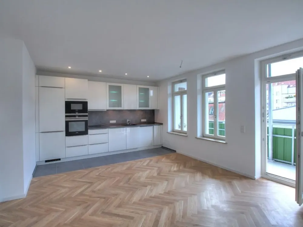 Newly Renovated 3-Room Apartment with Luxury Built-In Kitchen and Large Balcony