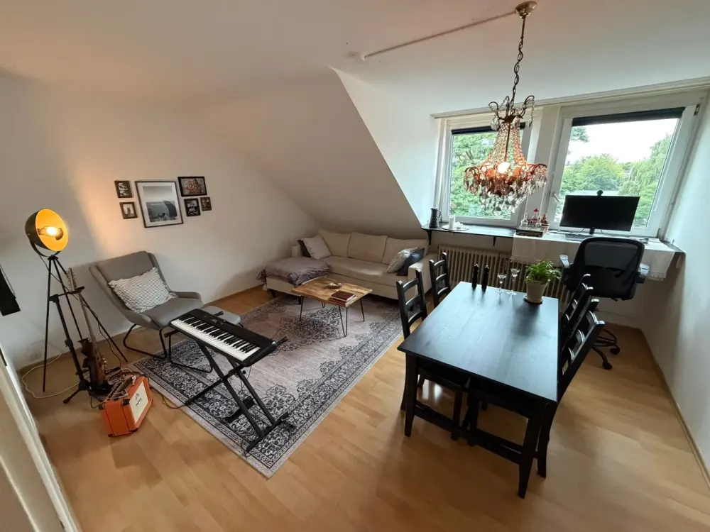 Helle 2-Zimmer-Dachgeschosswohnung (52,5 m²) mit Grünblick in Wandsbek, Nachmieter ab 01.12.2026