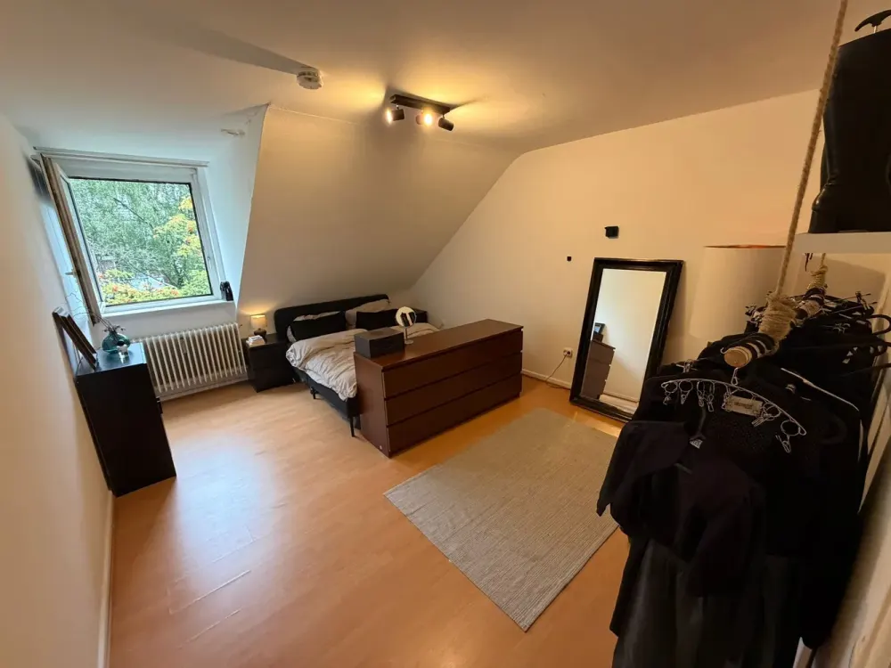 Helle 2-Zimmer-Dachgeschosswohnung (52,5 m²) mit Grünblick in Wandsbek, Nachmieter ab 01.12.2026