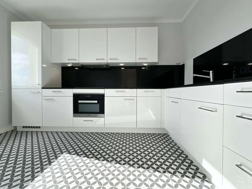 High-quality renovated 2-room apartment with exclusive fitted kitchen, parking space and southwest balcony