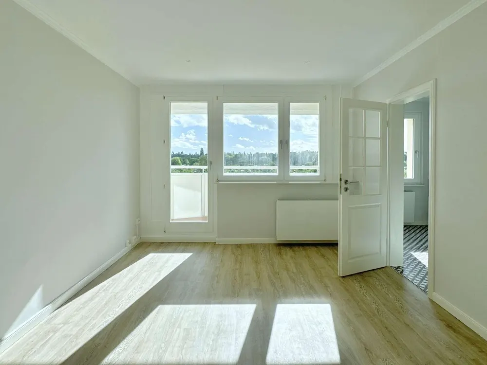 High-quality renovated 2-room apartment with exclusive fitted kitchen, parking space and southwest balcony