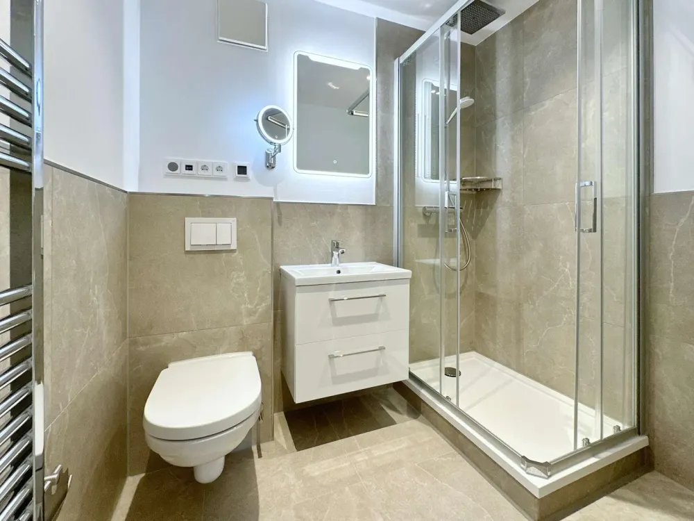 High-quality renovated 2-room apartment with exclusive fitted kitchen, parking space and southwest balcony