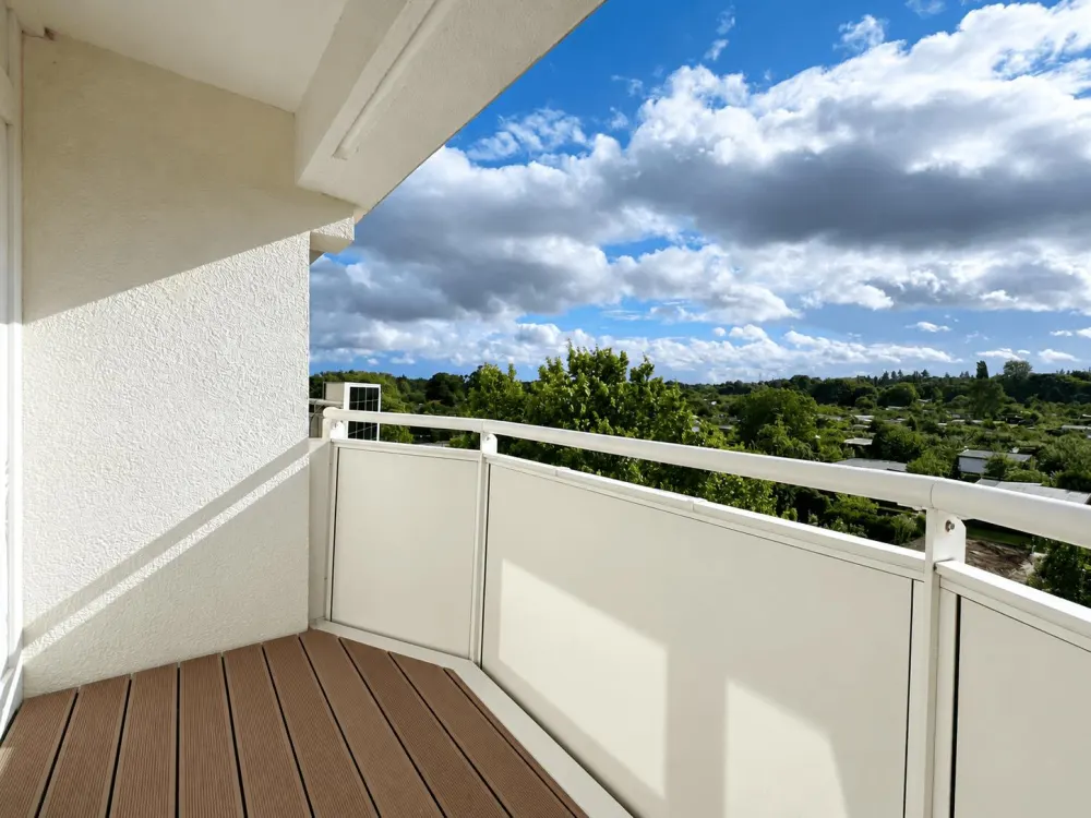 High-quality renovated 2-room apartment with exclusive fitted kitchen, parking space and southwest balcony