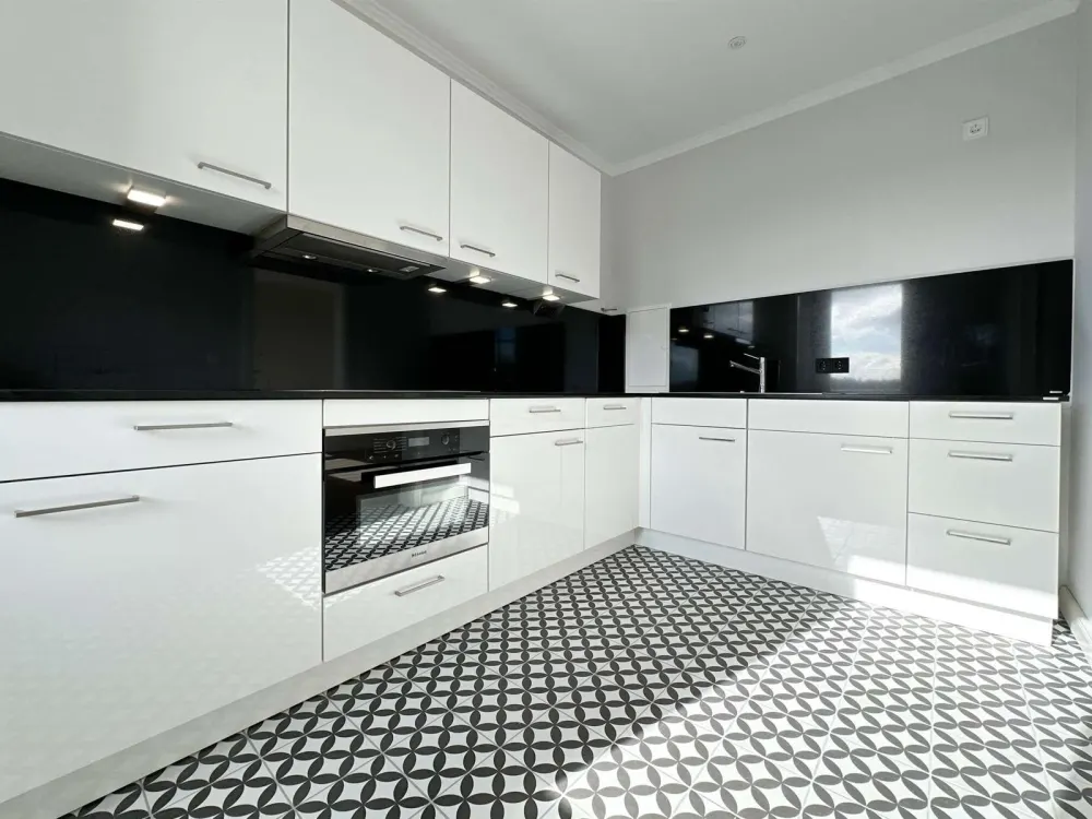 High-quality renovated 2-room apartment with exclusive fitted kitchen, parking space and southwest balcony