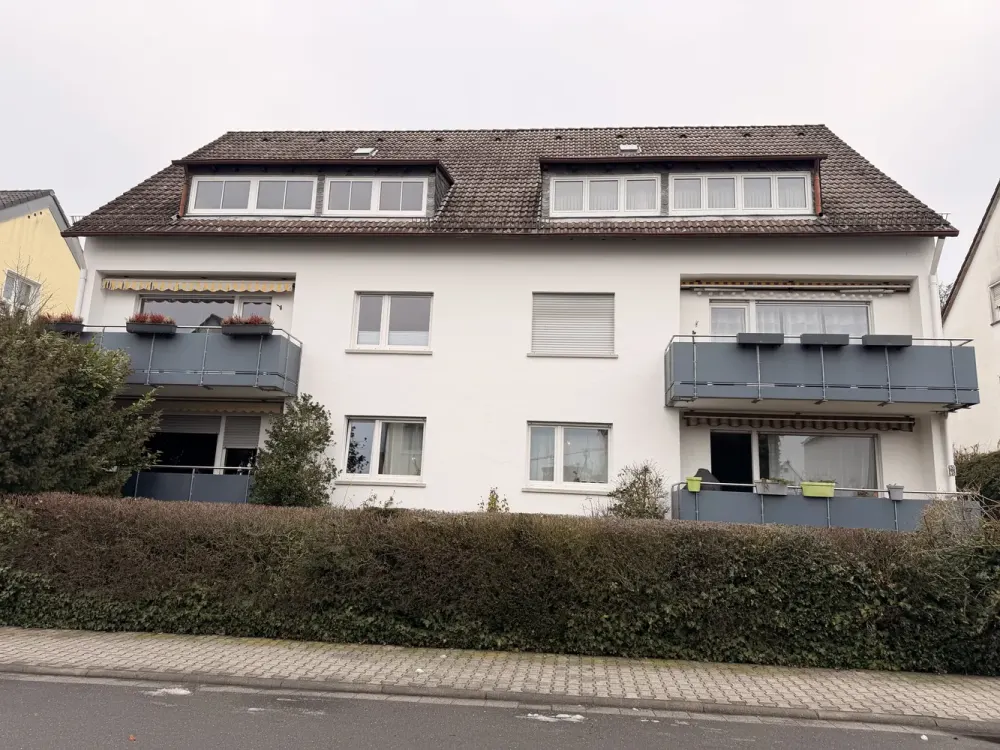 Sehr schön geschnittene, frisch sanierte Dachgeschosswohnung in Toplage