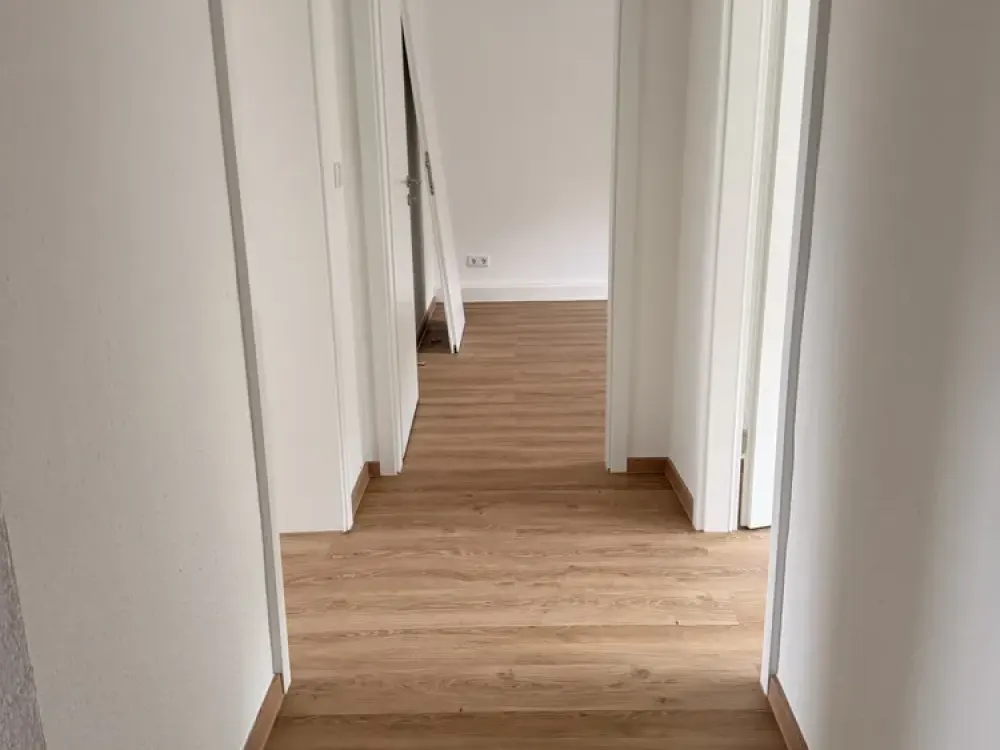 Sehr schön geschnittene, frisch sanierte Dachgeschosswohnung in Toplage