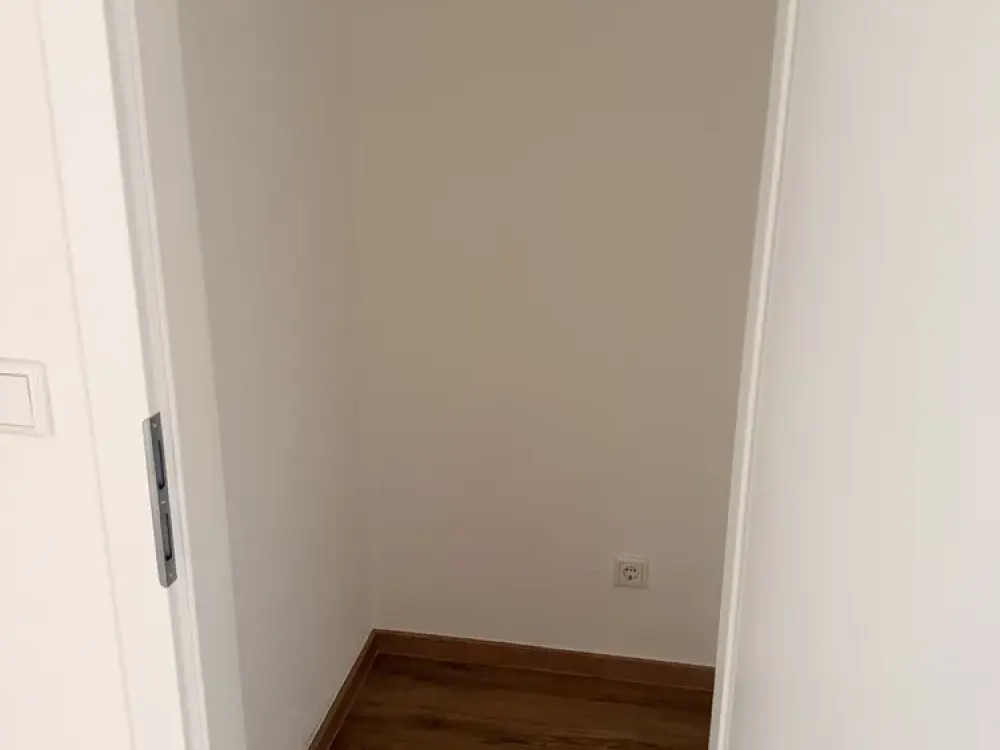 Sehr schön geschnittene, frisch sanierte Dachgeschosswohnung in Toplage