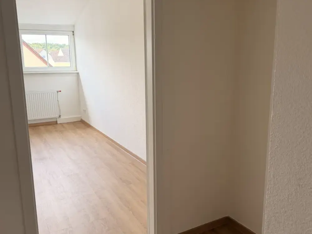 Sehr schön geschnittene, frisch sanierte Dachgeschosswohnung in Toplage