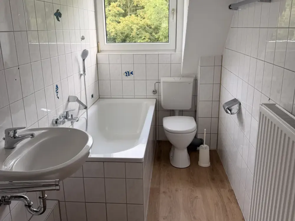 Sehr schön geschnittene, frisch sanierte Dachgeschosswohnung in Toplage