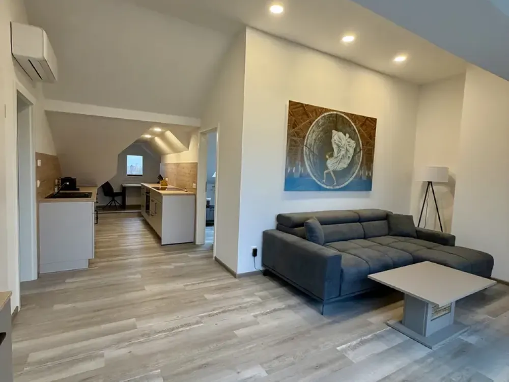 Möblierte 2‑Zimmer Dachgeschoss-Wohnung in Hürth