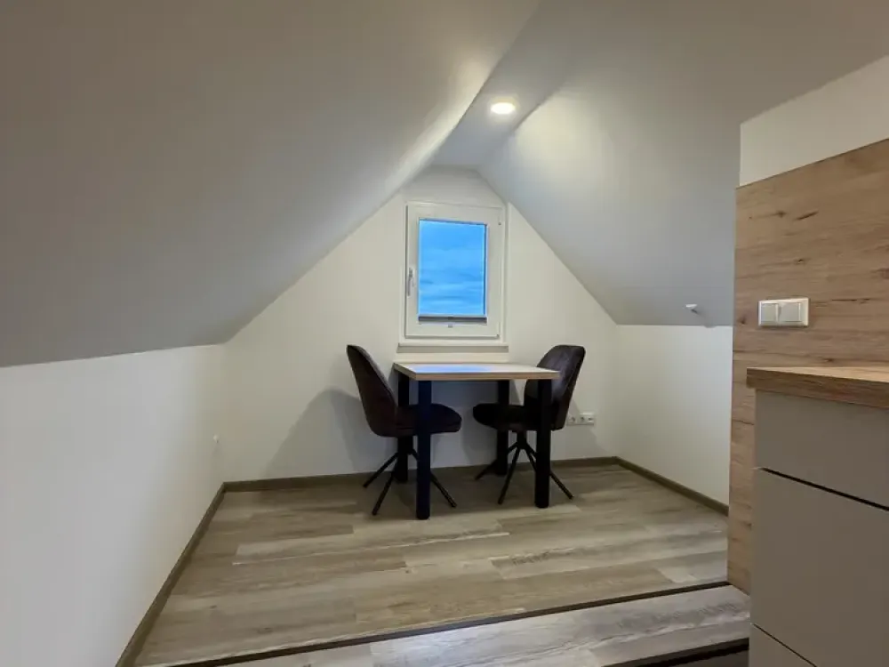 Möblierte 2‑Zimmer Dachgeschoss-Wohnung in Hürth