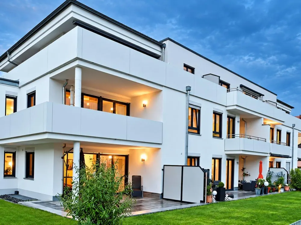 Moderne 2-Zimmer-Wohnung mit Balkon, Tiefgaragenstellplatz und Einbauküche