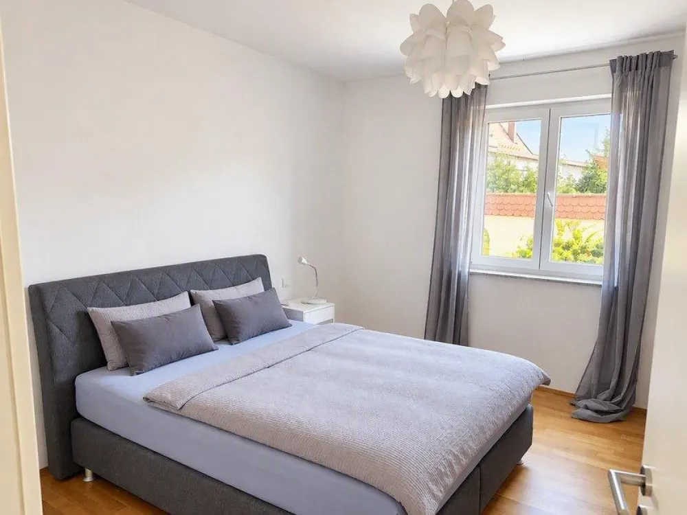 Moderne 2-Zimmer-Wohnung mit Balkon, Tiefgaragenstellplatz und Einbauküche