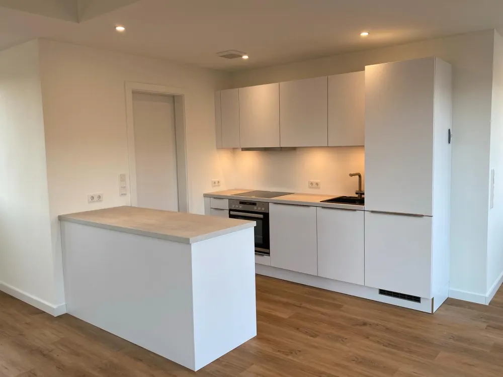 Moderne, lichtdurchflutete 2-Zimmer-Wohnung mit Balkon