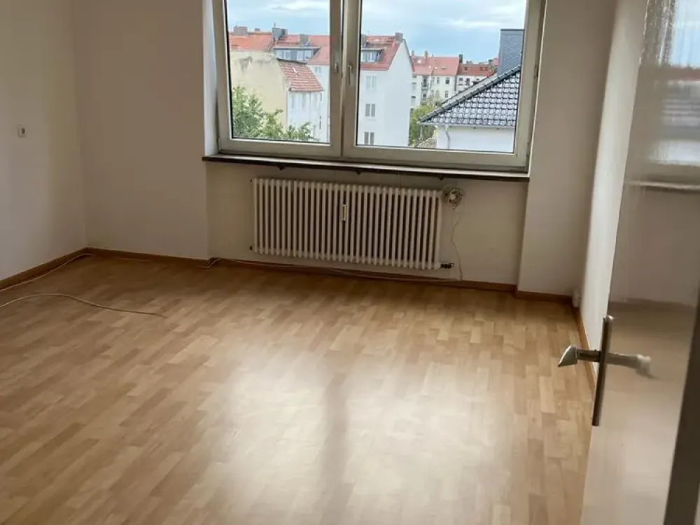 Central 3-Room Apartment with Kitchen, Bathroom and Balcony