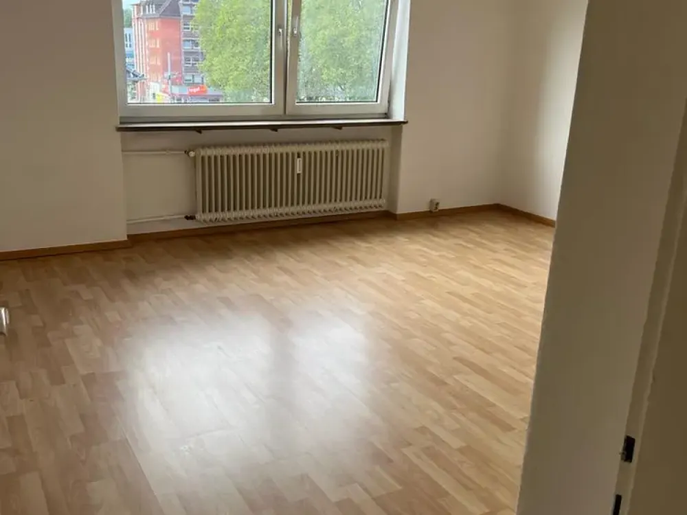 Central 3-Room Apartment with Kitchen, Bathroom and Balcony