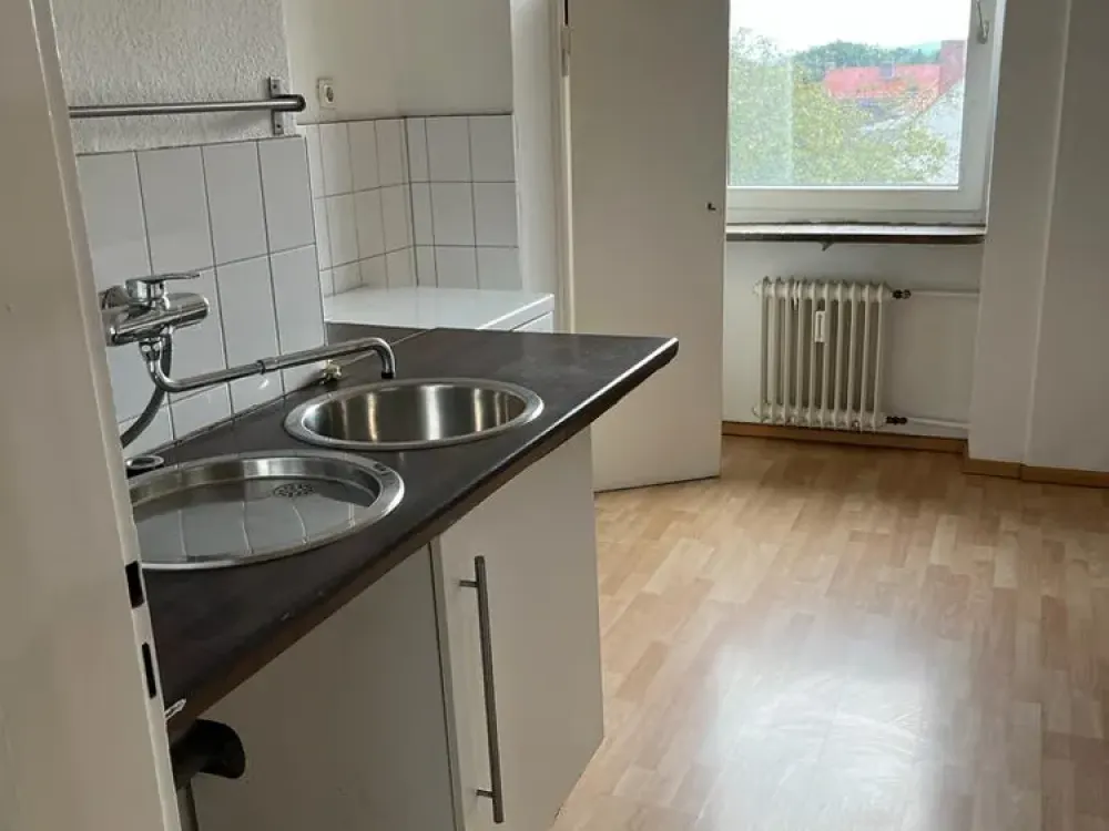 Central 3-Room Apartment with Kitchen, Bathroom and Balcony