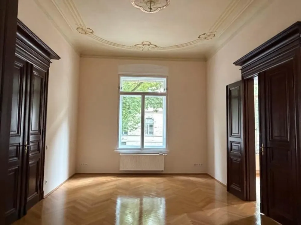 Tschaikowskistraße ! 6 Zimmer Wohnung- Stuck und Parkett- großer Balkon!