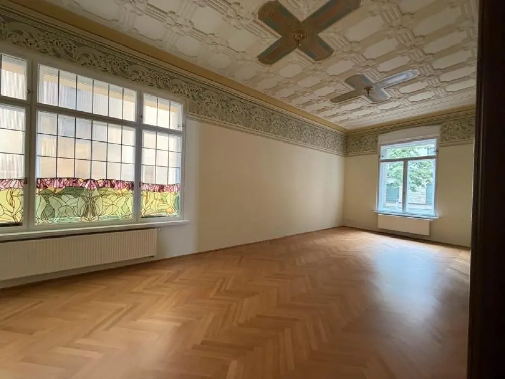 Tschaikowskistraße ! 6 Zimmer Wohnung- Stuck und Parkett- großer Balkon!
