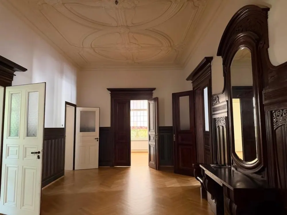 Tschaikowskistraße ! 6 Zimmer Wohnung- Stuck und Parkett- großer Balkon!