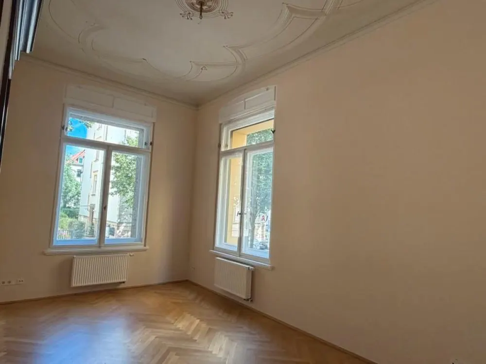 Tschaikowskistraße ! 6 Zimmer Wohnung- Stuck und Parkett- großer Balkon!