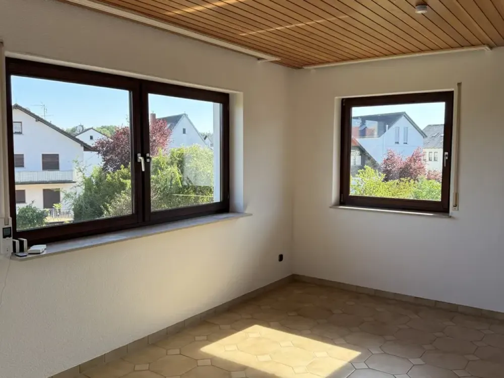 Quiet & Spacious Apartment with Balcony
