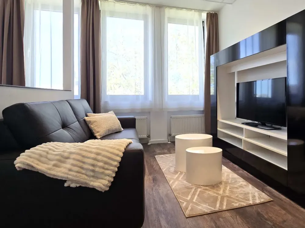 *available immediately* 2-person apartment, comfortable & fully equipped in Niederrad