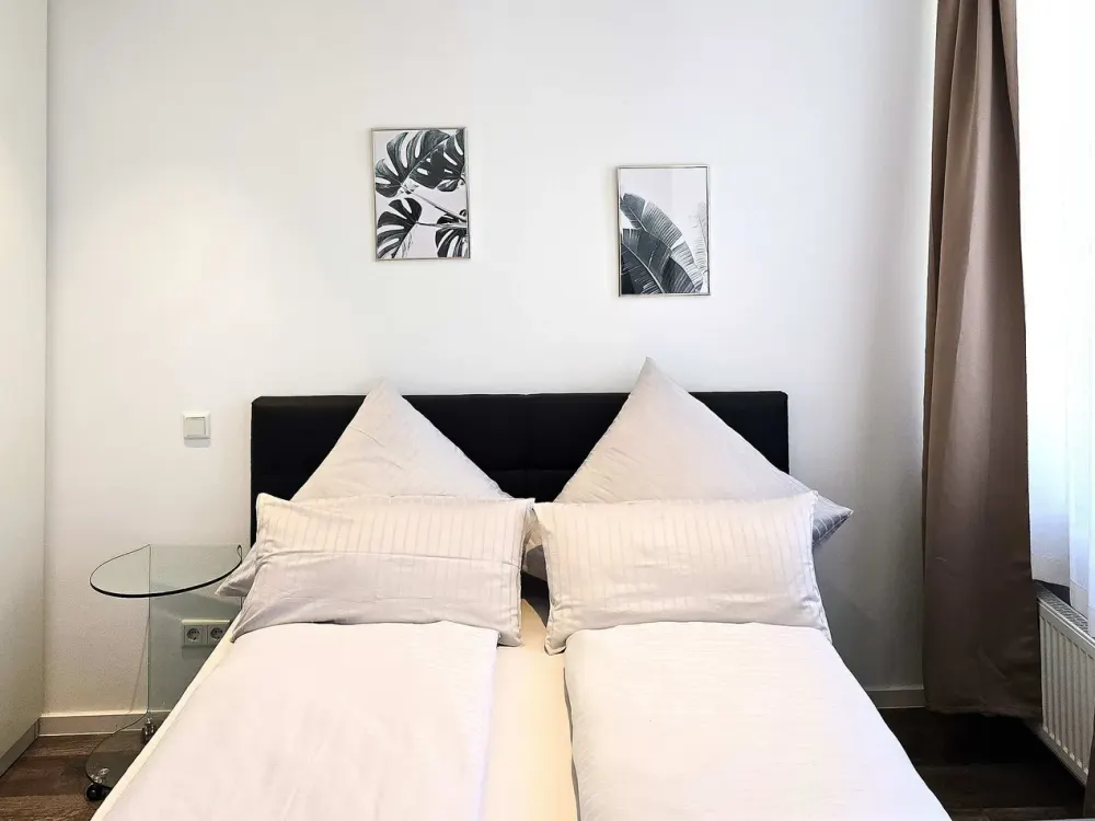 *available immediately* 2-person apartment, comfortable & fully equipped in Niederrad
