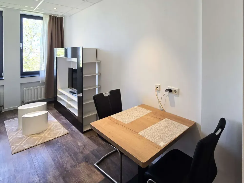 *available immediately* 2-person apartment, comfortable & fully equipped in Niederrad