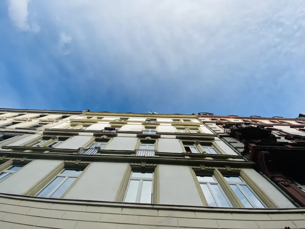 Ab sofort*WG willkommen*helle 4-Zimmer-DG-Wohnung☀️🌃*2 Bäder*EBK*Toplage nahe Willy-Brandt-Platz