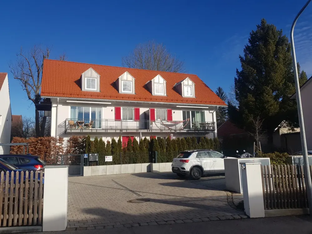 Moderne 2-Zimmer-Dachgeschoss-Wohnung im Ortskern Aubing (plus Hobbyraum/Home-Office-Raum im Keller)