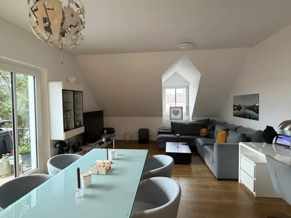 Moderne 2-Zimmer-Dachgeschoss-Wohnung im Ortskern Aubing (plus Hobbyraum/Home-Office-Raum im Keller)