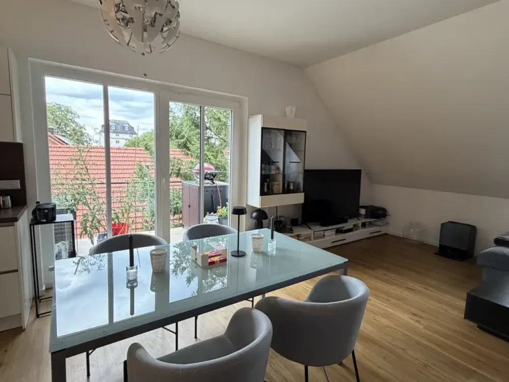 Moderne 2-Zimmer-Dachgeschoss-Wohnung im Ortskern Aubing (plus Hobbyraum/Home-Office-Raum im Keller)
