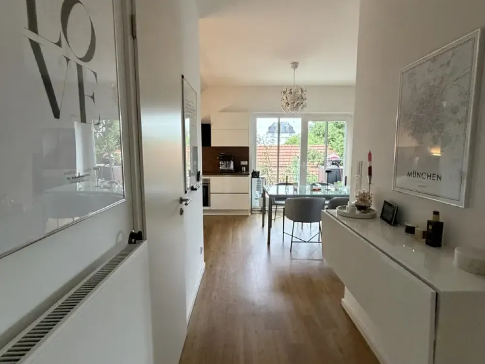 Moderne 2-Zimmer-Dachgeschoss-Wohnung im Ortskern Aubing (plus Hobbyraum/Home-Office-Raum im Keller)