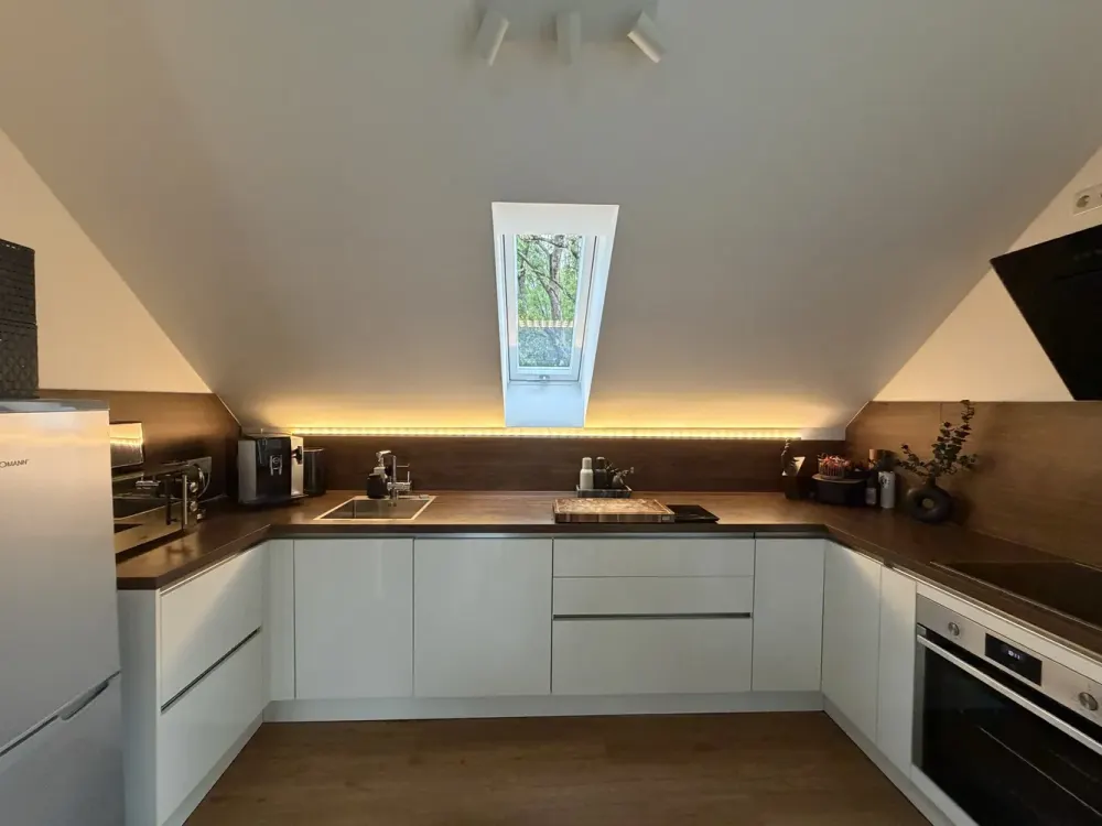 Moderne 2-Zimmer-Dachgeschoss-Wohnung im Ortskern Aubing (plus Hobbyraum/Home-Office-Raum im Keller)