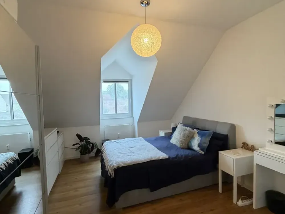 Moderne 2-Zimmer-Dachgeschoss-Wohnung im Ortskern Aubing (plus Hobbyraum/Home-Office-Raum im Keller)