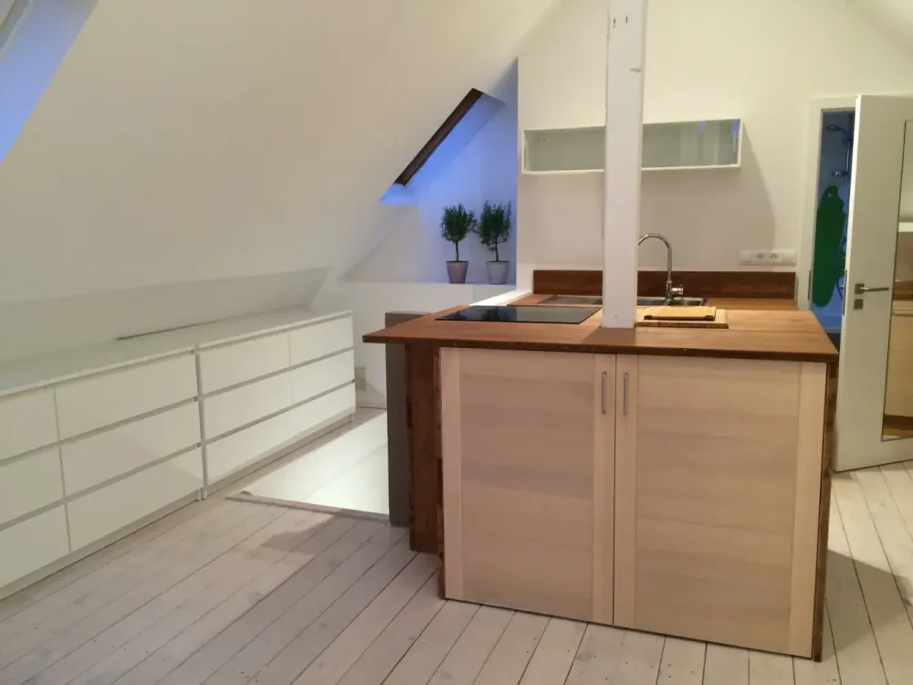 AB FEBR. 2027 Idyllische Dachwohnung mit Ausblick, gr. Garten, nette Hausgemeinschaft