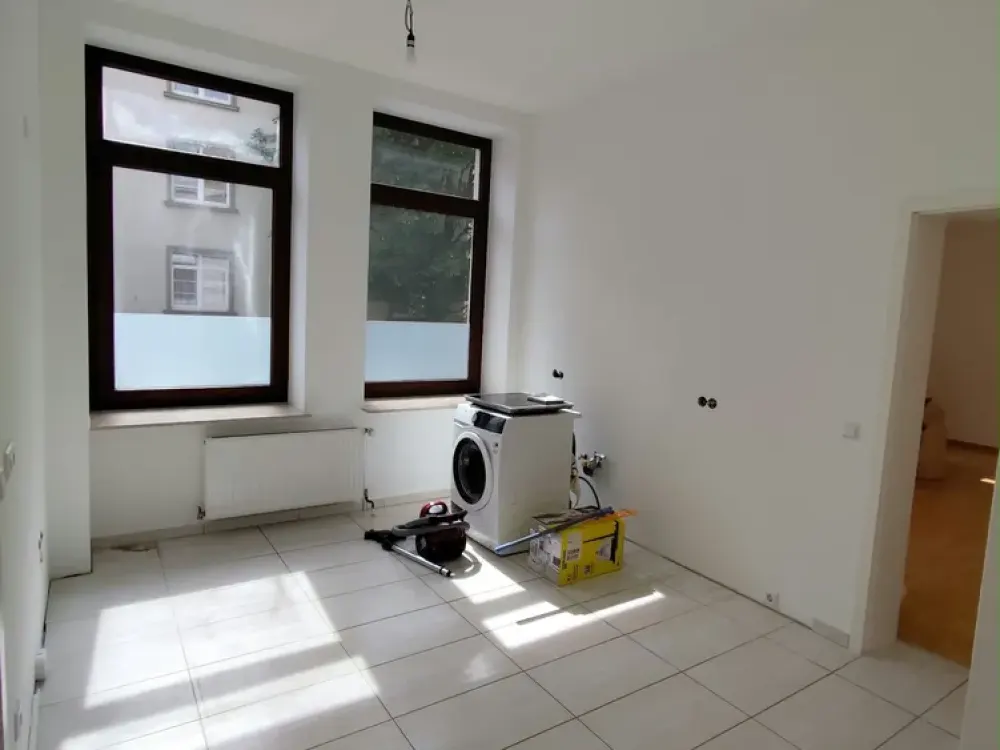 Stylish 3-Room Old Building Apartment with High Ceilings and Balcony in Prime Location of Südstadt