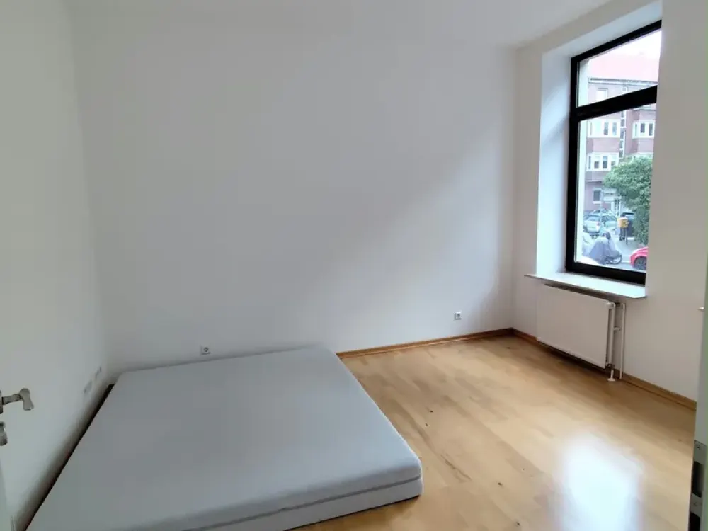 Stylish 3-Room Old Building Apartment with High Ceilings and Balcony in Prime Location of Südstadt