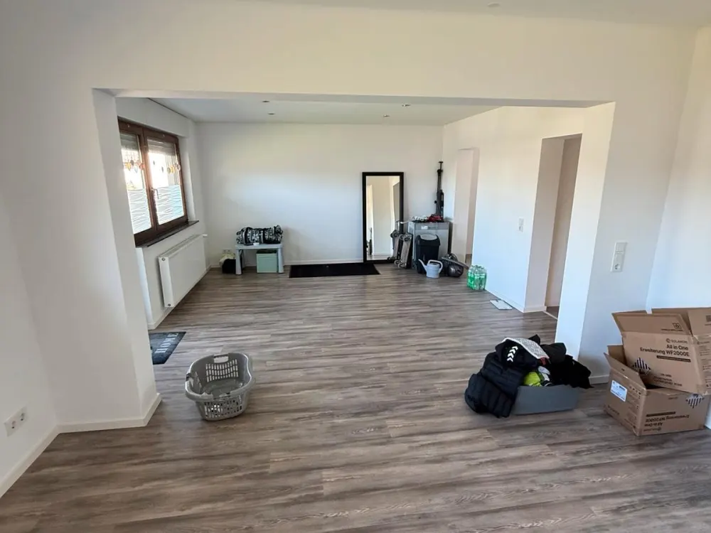 Zwei Zimmer Wohnung 80qm mit großem Balkon!