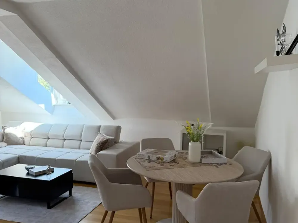 Charmante Dachgeschosswohnung mit 2 Zimmern in Göttelborn