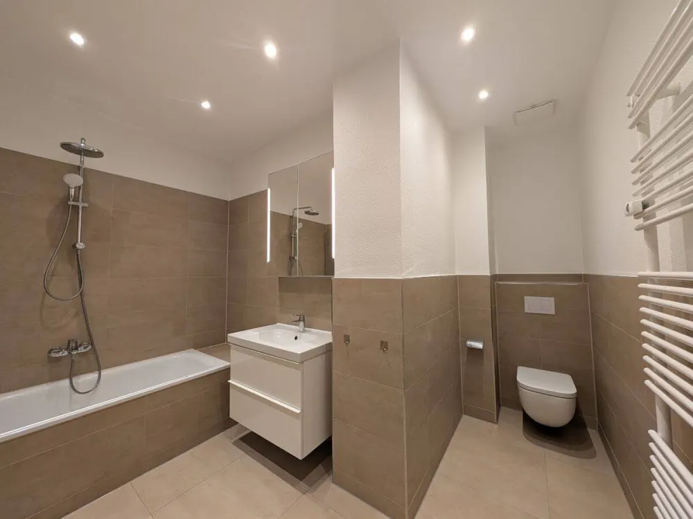 WAHREN + 2 ZIMMER + EINBAUKÜCHE + SCHICK & RUHIG + GRÜNER INNENHOF