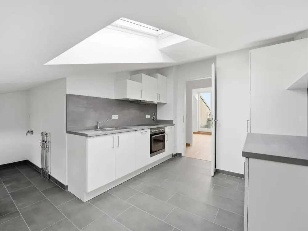 Stilvolle Dachgeschosswohnung in Spandau, 2 Zimmer, EBK und Balkon nahe Havel Altstadt Spandau