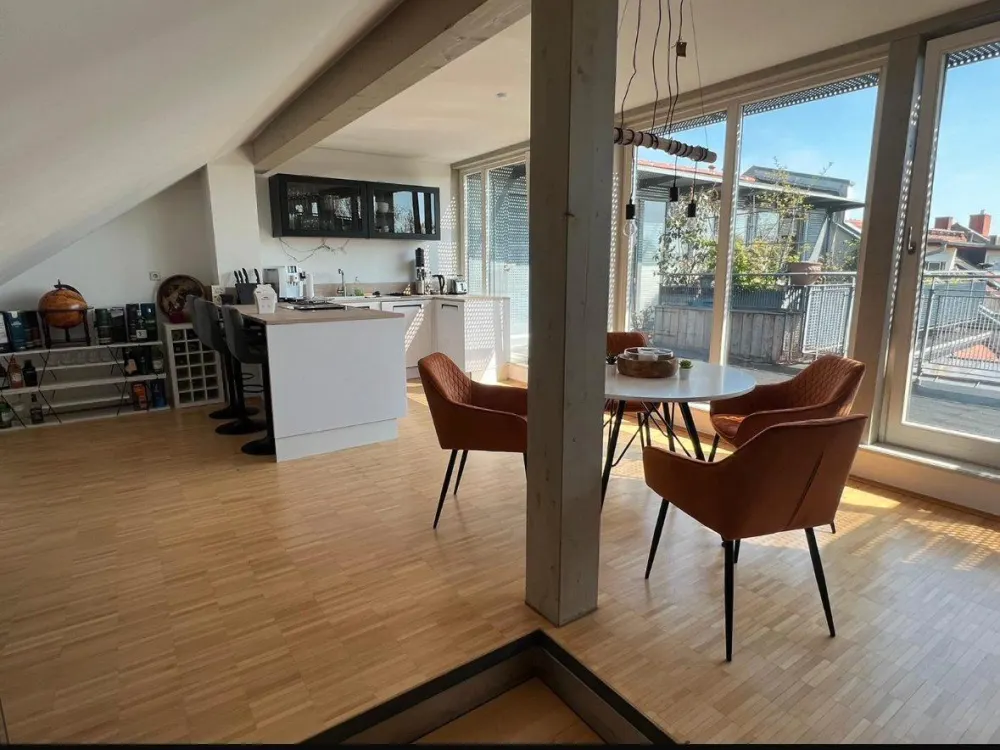 außergewöhnliche und individuelle Maisonette-Dachgeschosswohnung