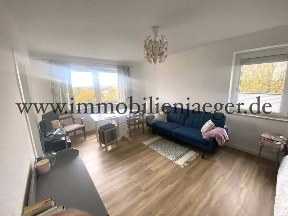 Hochhaus im 7.OG- Endetage - modernisierte Studio-Eckwohnung mit Balkon - zum 15.OKtober 2026
