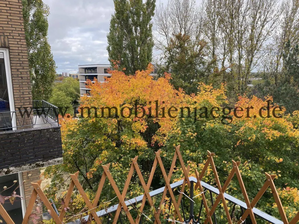 Hochhaus im 7.OG- Endetage - modernisierte Studio-Eckwohnung mit Balkon - zum 15.OKtober 2026